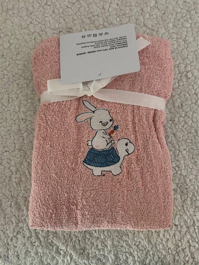 Poncho de bain rose 60 x 58 cms Neuf motif lapin et tortue - photo numéro 2