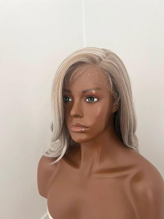 Perruque blonde 2 tons grise et brune lace front raie sur le côté - photo numéro 16