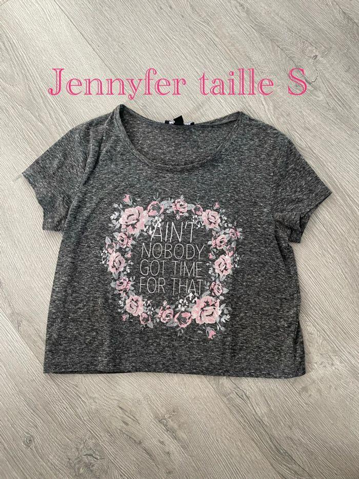 T-shirt à manche courte crop top court gris à fleur et écriture rose et blanc Jennyfer taille S - photo numéro 1