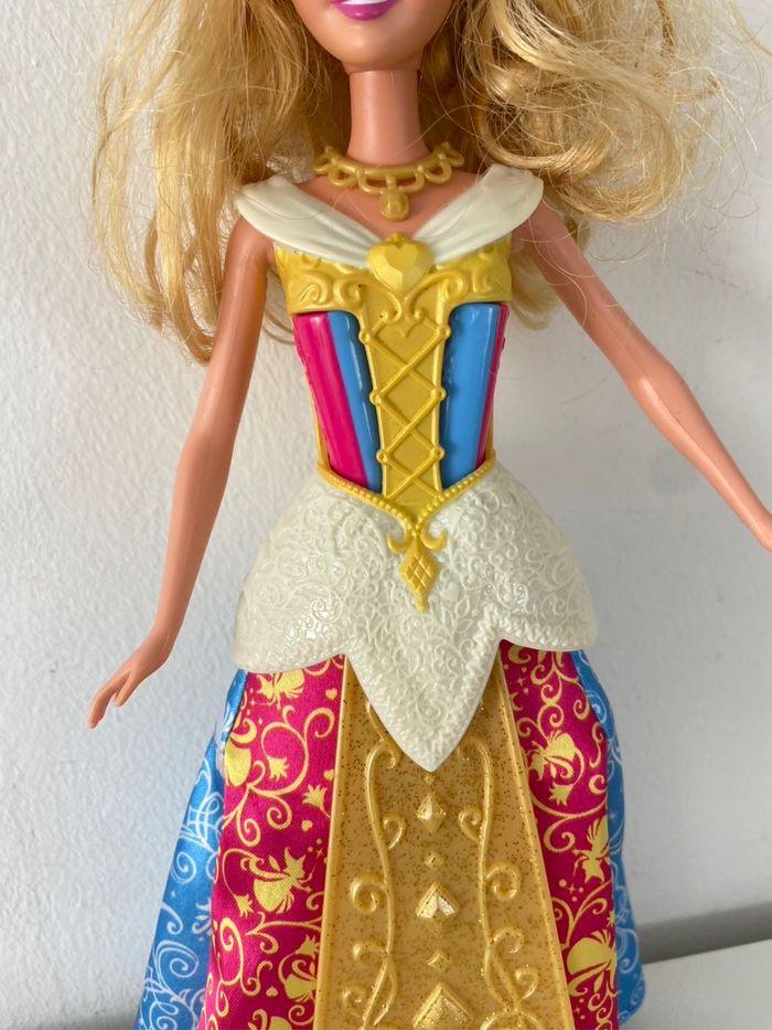 Poupée barbie princesse 2012 - photo numéro 3