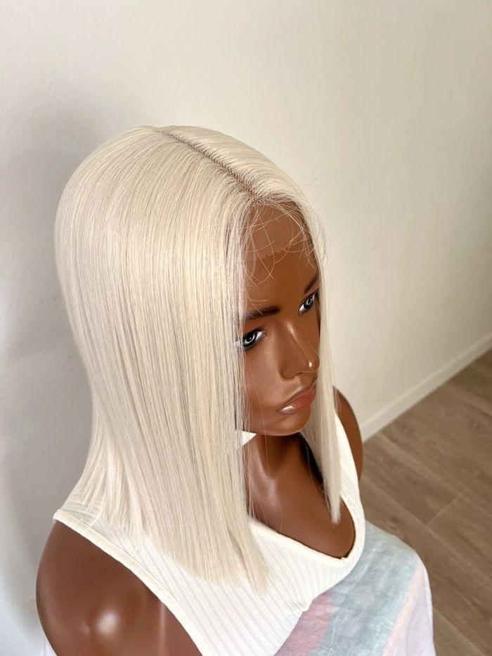 Perruque bob blonde carré plongeant lace front - photo numéro 11