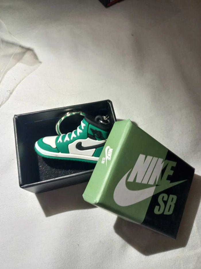 Porte clef nike vert avec boite - photo numéro 4