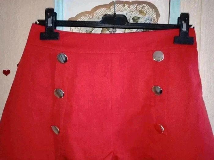 short rouge avec de jolis boutons fermeture invisible derrière taille M de chez Shein - photo numéro 2