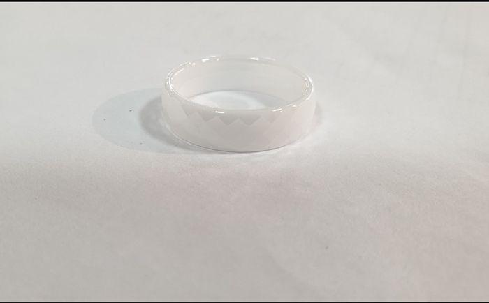 Superbe bague en céramique blanche facetté - photo numéro 3