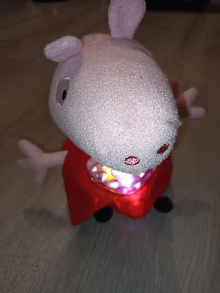 Peluche Peppa Pig lumineuse et sonore Cœur lumineux amovible - photo numéro 2