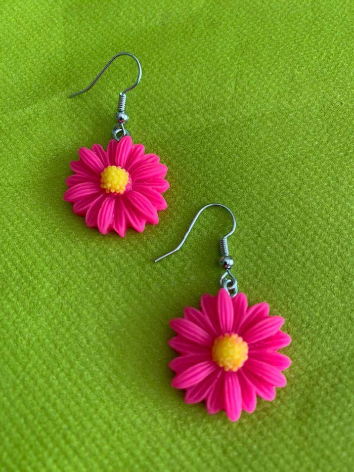 Boucles d’oreilles pendantes fleur rose fuchsia en résine - photo numéro 3