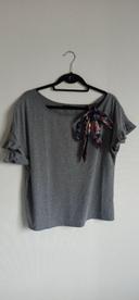 T-shirt gris ruban bleu