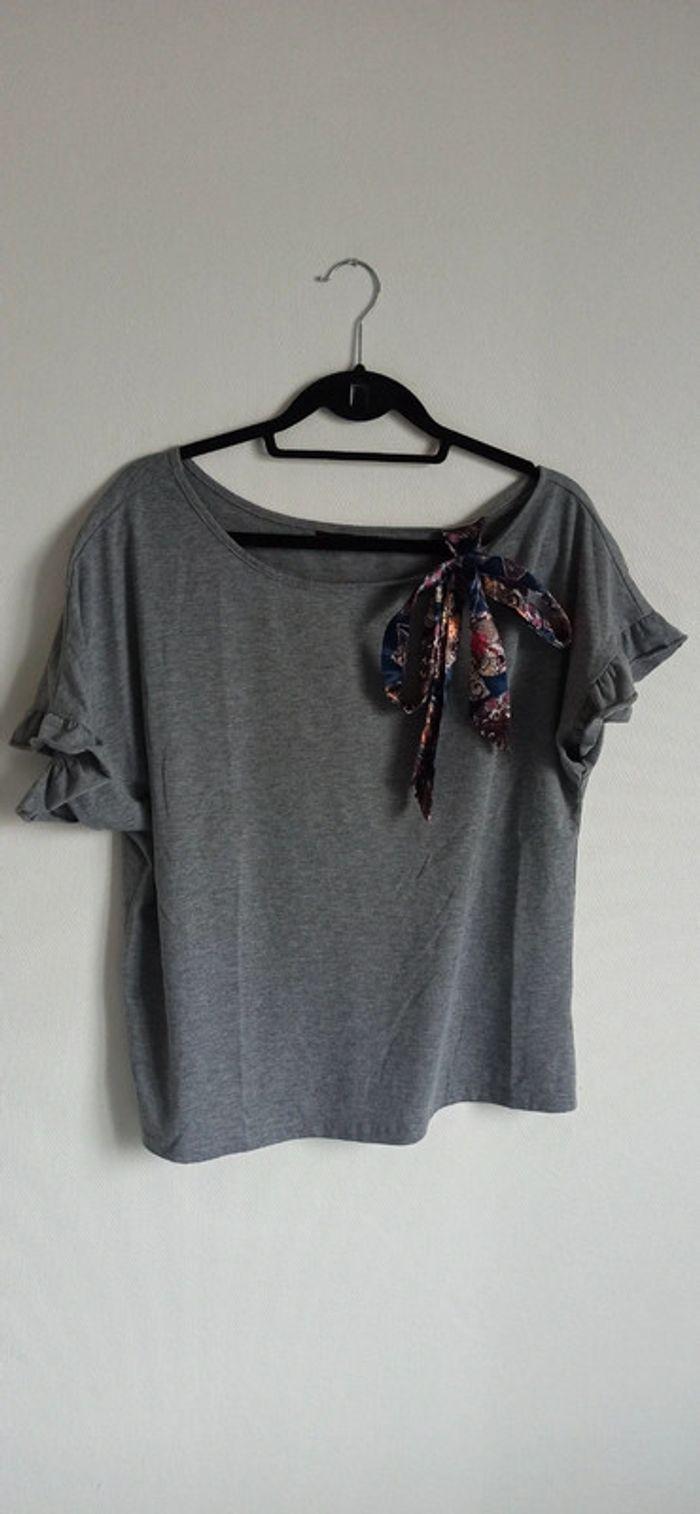 T-shirt gris ruban bleu - photo numéro 1