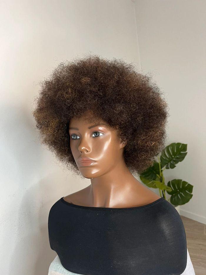 Belle perruque afro avec reflet blond - photo numéro 5