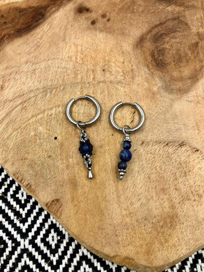 Boucles d’oreilles petites créoles en macramé avec pierre de Sodalite et Lapis Lazuli - photo numéro 1