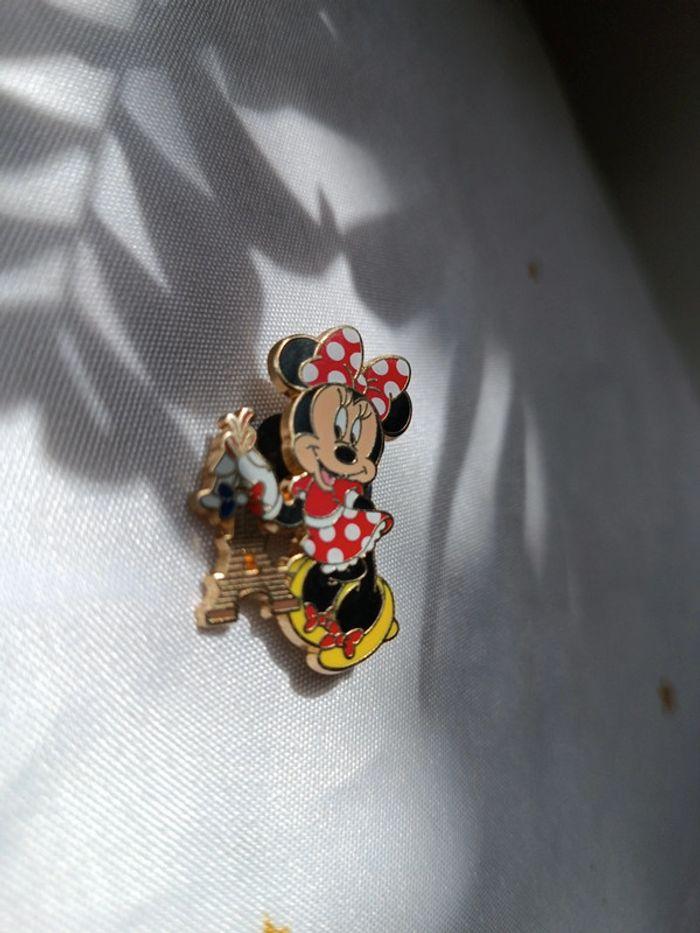 Pin's pins custom Minnie Mickey Disneyland Disney doré golden tour Eiffel tower robe rouge - photo numéro 3