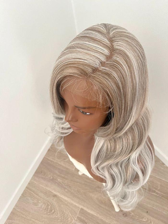 Perruque blonde 2 tons grise et brune lace front raie sur le côté - photo numéro 12