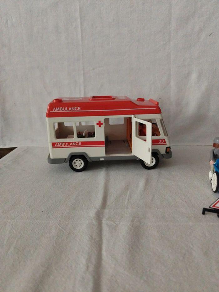 playmobil 1 ambulance 1985  .6 figurines - photo numéro 3