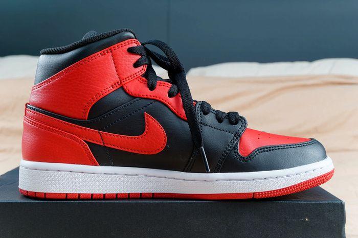 Nike Air Jordan 1 Mid "Banned" - photo numéro 2