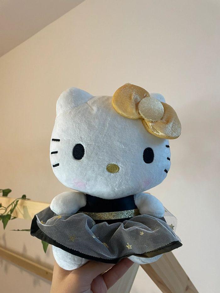 Peluche Hello Kitty en robe étoilée et pailletée 👗 💫 - photo numéro 1