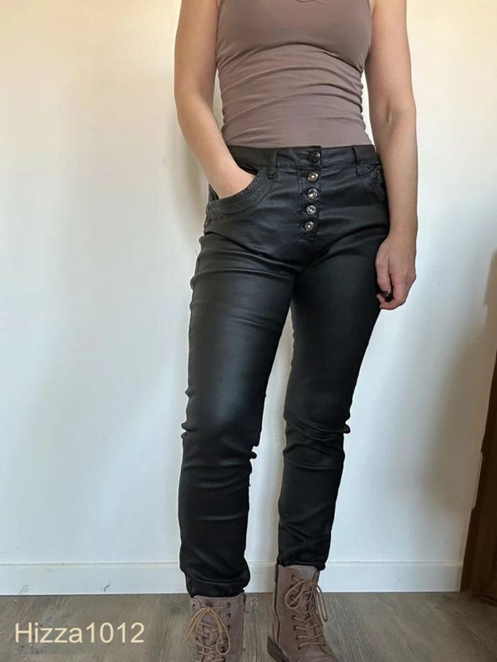 Pantalon slim huilé noir Place du Jour - Chic & Tendance, Taille 38, Très bon état 💖 - photo numéro 2