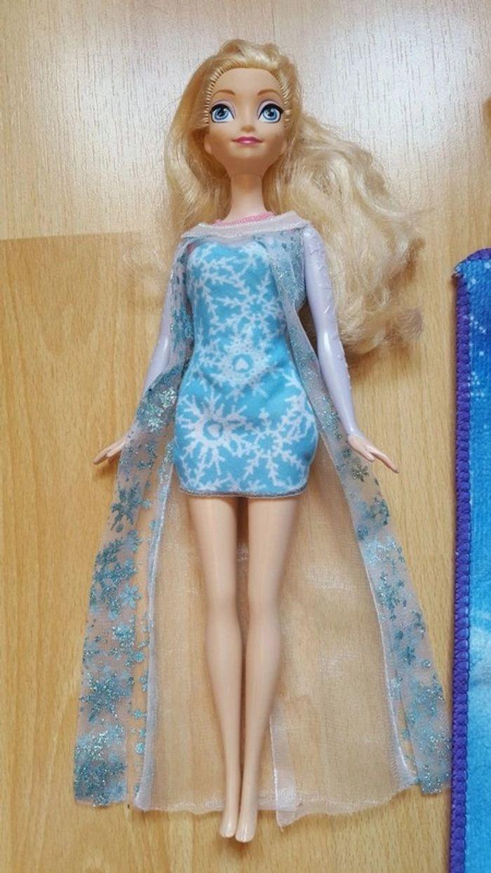 Lot reine des neiges barbie + figurines Disney + couverture - photo numéro 3