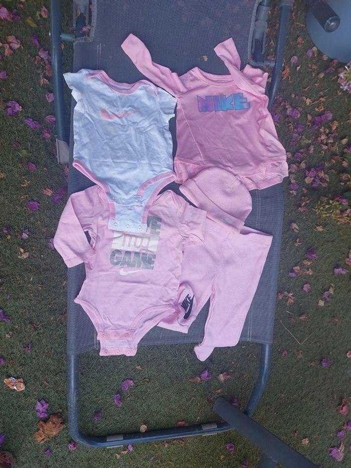 Lot 5  pièces  bodies robe dri fit  pantalon bonnet  nike rose - photo numéro 1