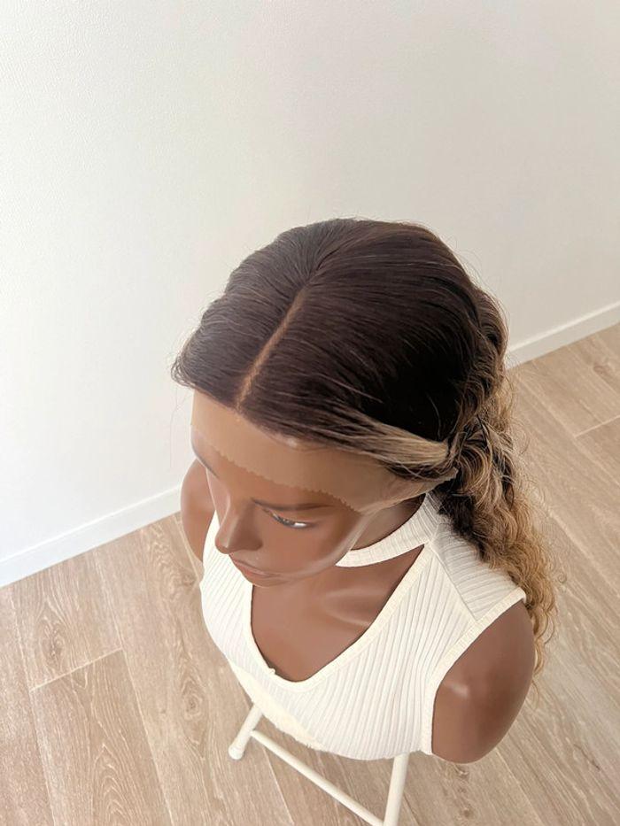 Perruque châtain avec mèche blonde bouclée lace front - photo numéro 10