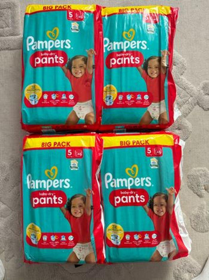 Lot de 4 paquets de couches Pampers taille 5