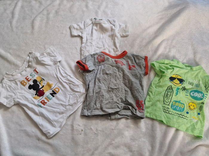 Lot 3 tee shirts et 1 body manches courtes