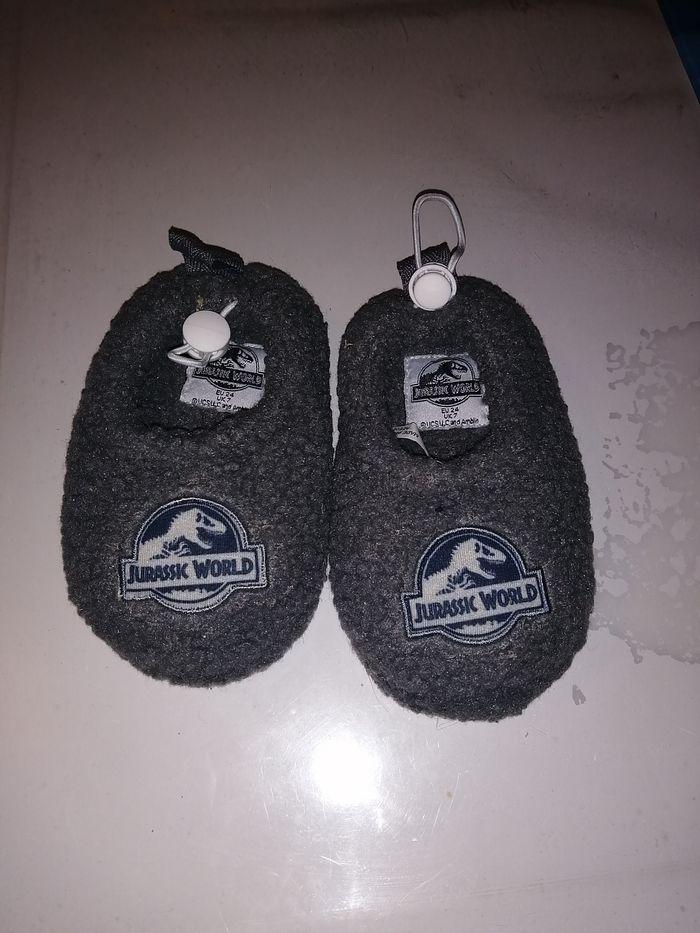 Chaussons jurassic world neuf