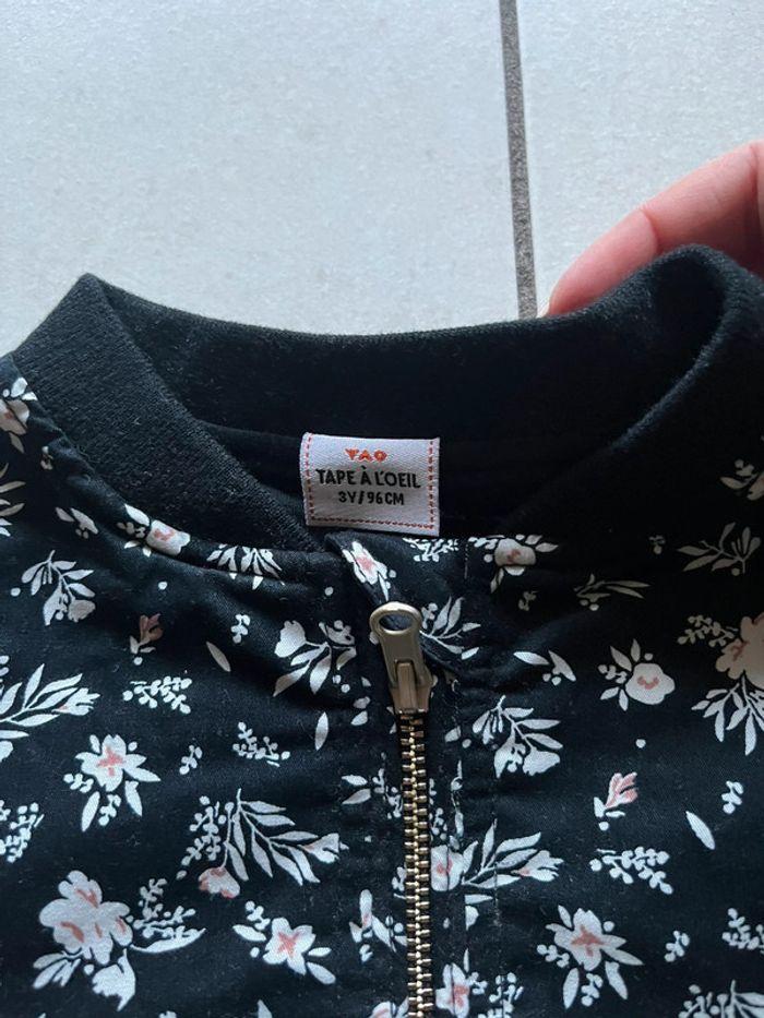 Veste tape à l œil noire à fleurs - photo numéro 2