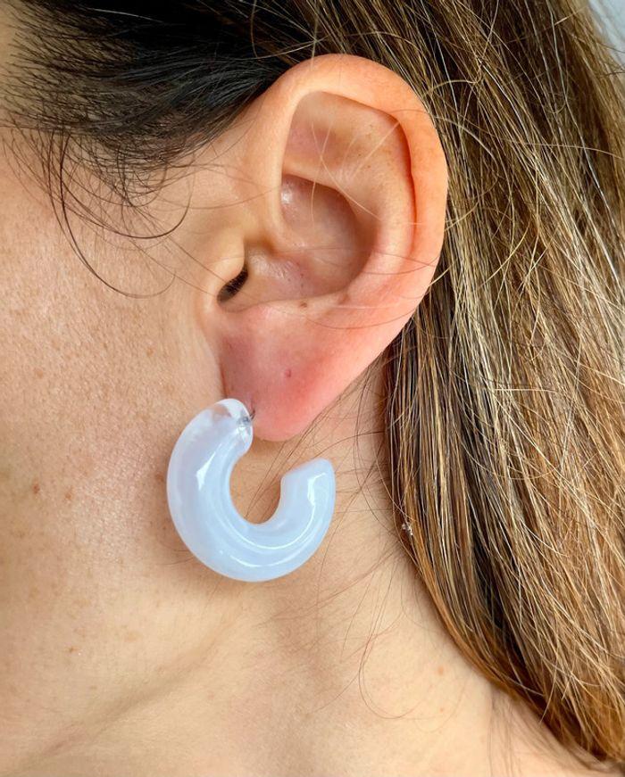 Boucles d’oreilles créoles plastique blanc marbré - photo numéro 3