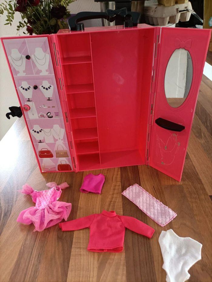 Valisette armoire de barbie + quelques vêtements - photo numéro 6