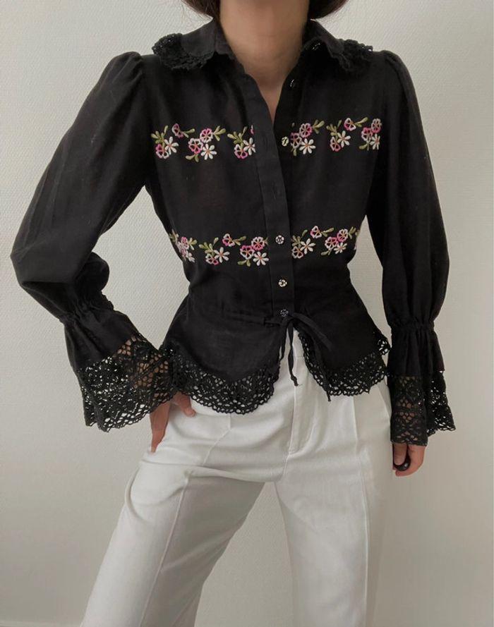 Blouse noire à broderie florale et dentelle - photo numéro 15