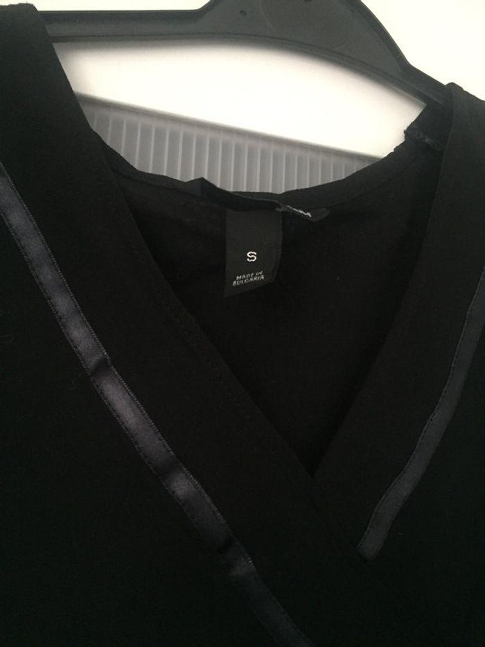 Blouse noire col V avec noeud sur le côté H&M - photo numéro 3