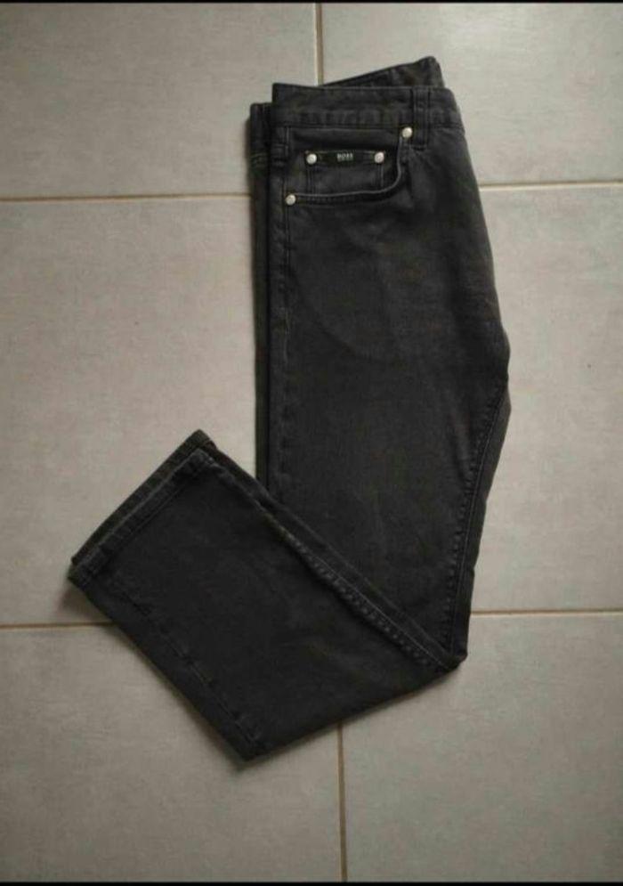 Jean Hugo Boss taille 42 parfait état - photo numéro 1