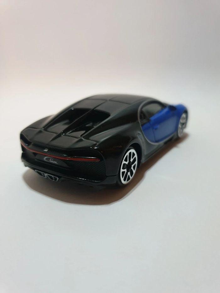 Bugatti Chiron Bleu/Noir 1/43 Burago Street Fire - photo numéro 8