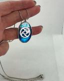 Pendentif bleu engrenage avec boîte cadeau . Idée cadeau