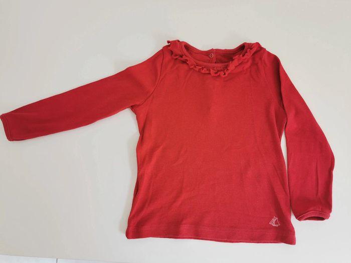 T-shirt manches longues rouge petit bateau taille 2 ans col rond à volants - photo numéro 1