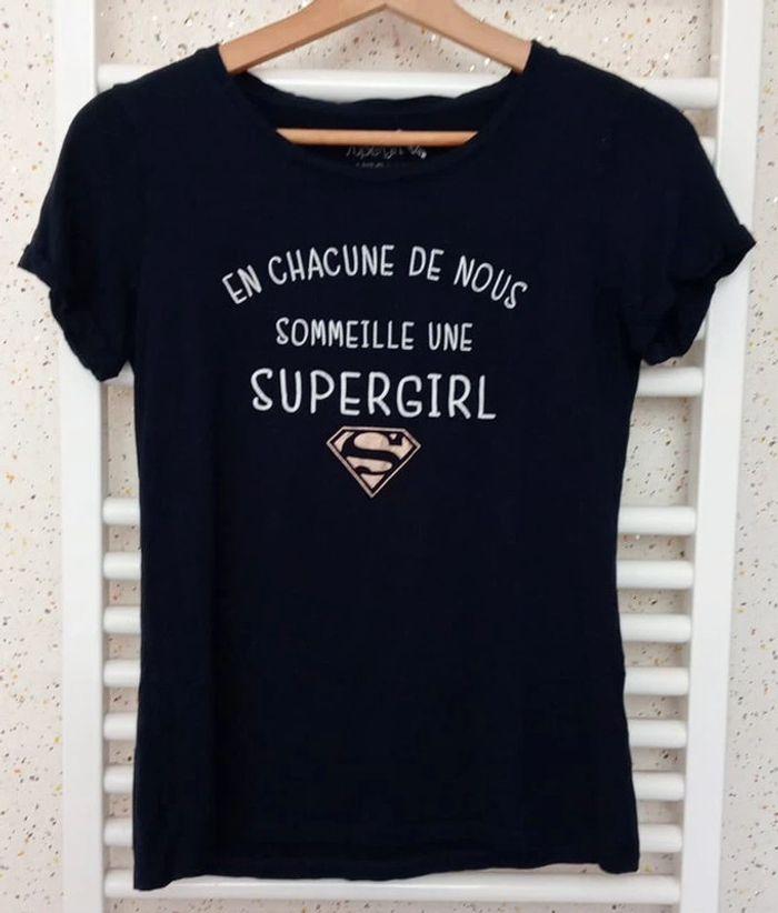 Tee shirt manche courte bleu marine imprimé blanc doré brillant Supergirl Taille 34 / 36 - photo numéro 2