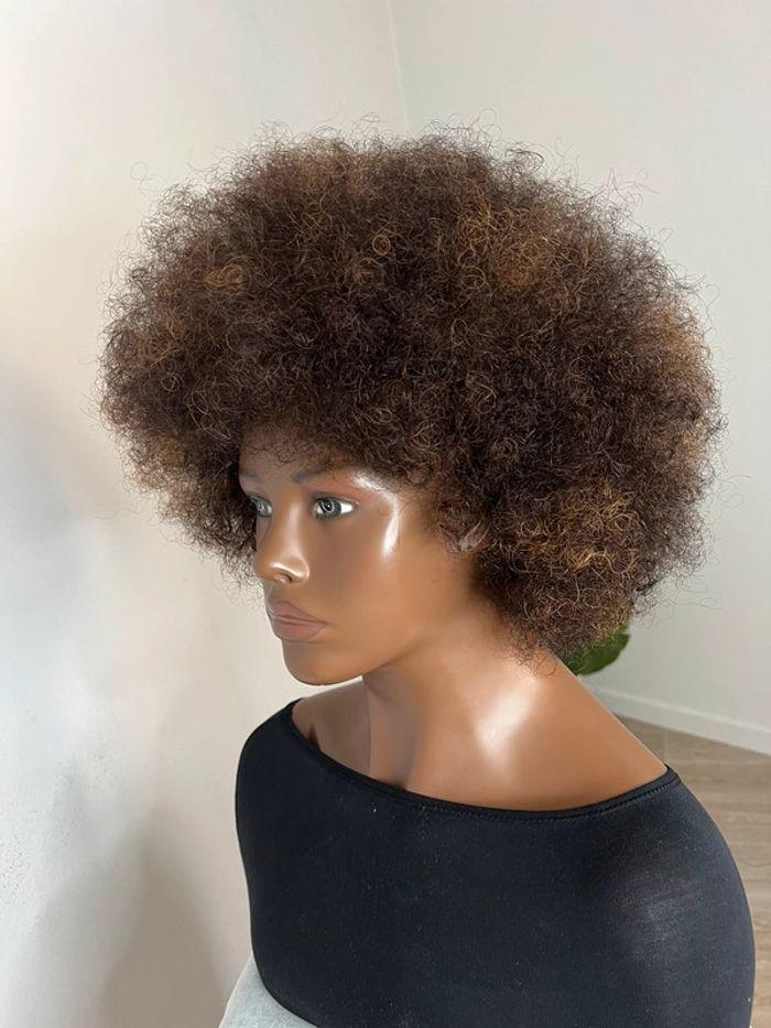 Belle perruque afro avec reflet blond - photo numéro 4