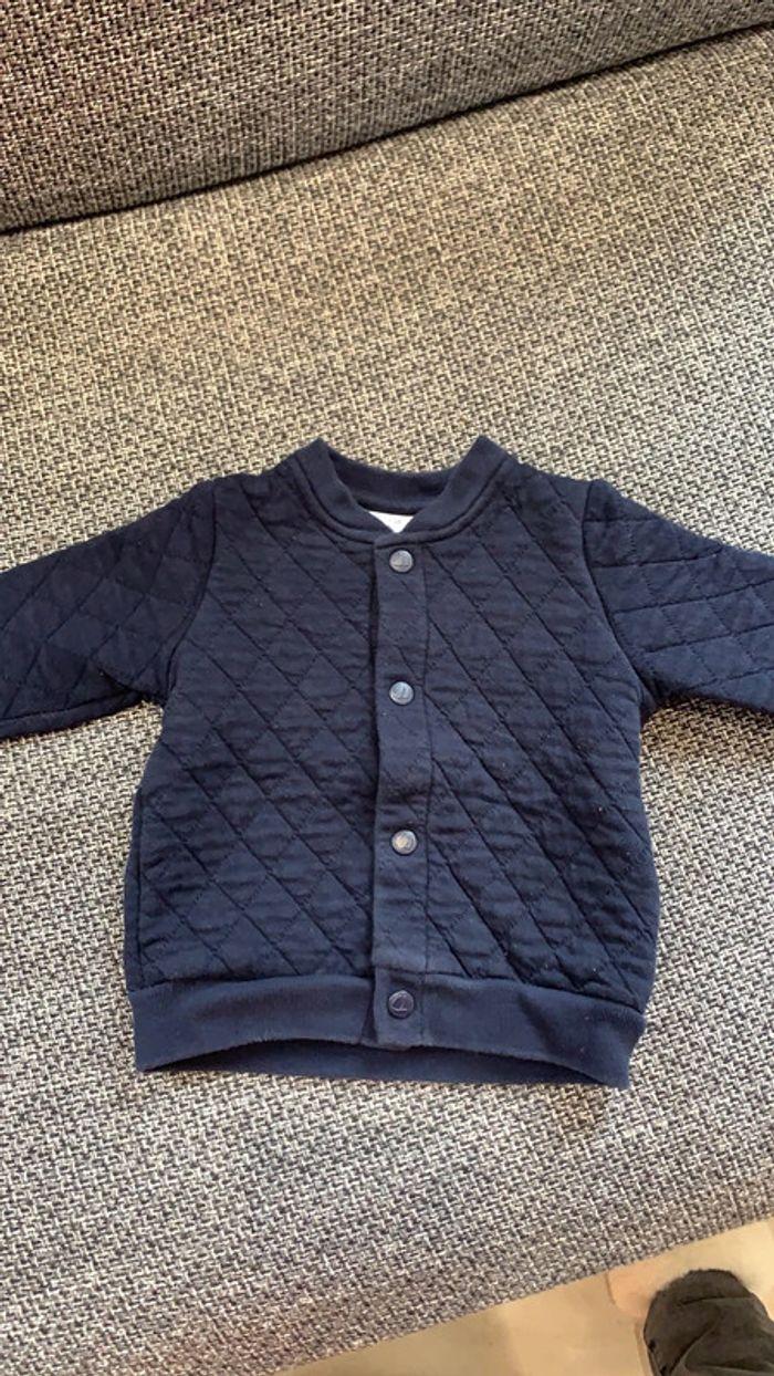 Veste matelassée bleu marine, petit bateau 6 mois en très bon état - photo numéro 1