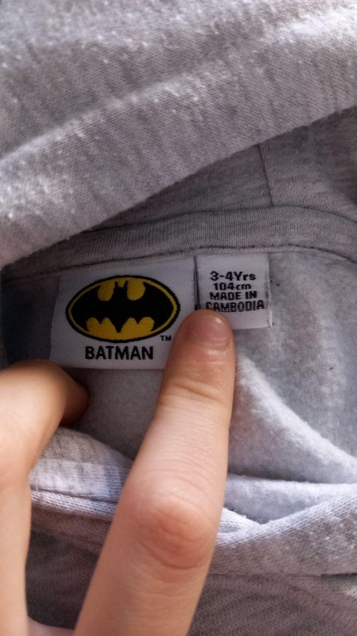 Pull à capuche avec un dessins batman dessus - photo numéro 3