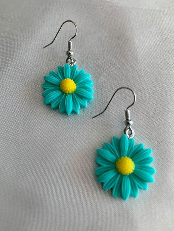 Boucles d’oreilles pendantes fleur marguerite bleue turquoise en résine - photo numéro 3