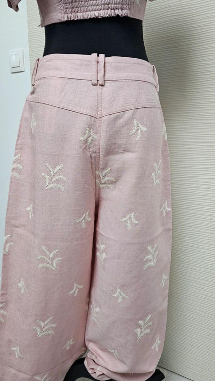 Ensemble rose haut épaules dénudées pantalon lin rose broderies Zara - photo numéro 10