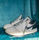 Basket basse noire et blanche taille 37,5 air Jordan Nike