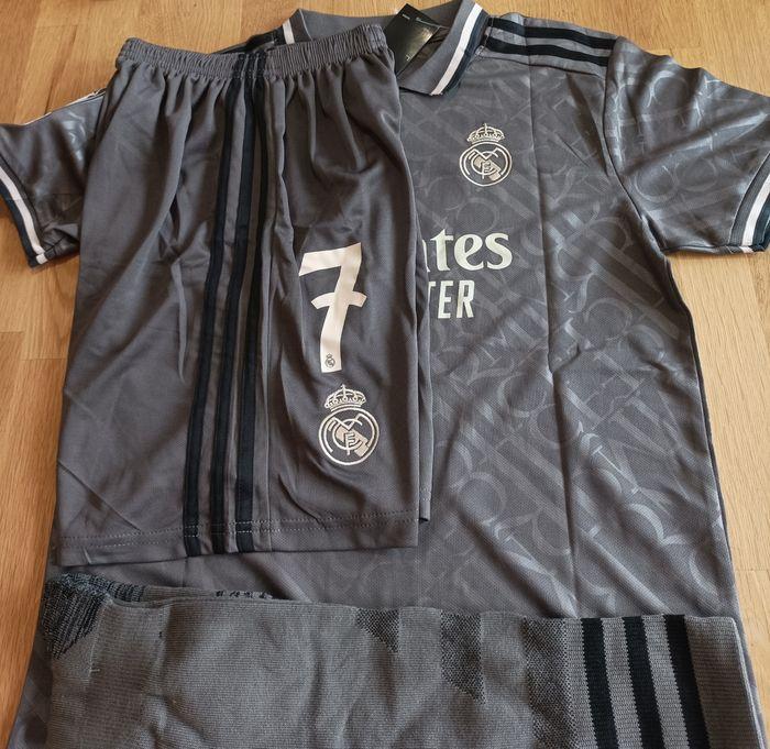 Superbe tenue Vinicius gris graphite taille 14 ans modèle 2025 Real de Madrid - photo numéro 2