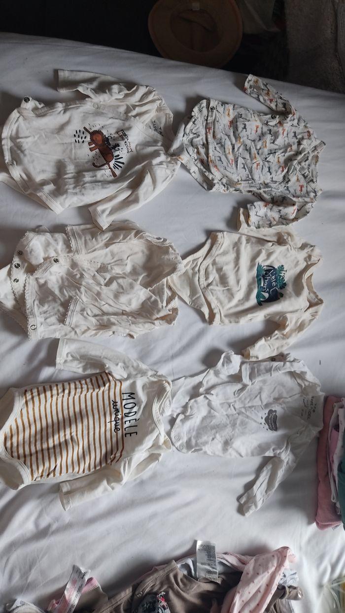 Lot de vêtements bébé de naissance et 1 mois - photo numéro 3