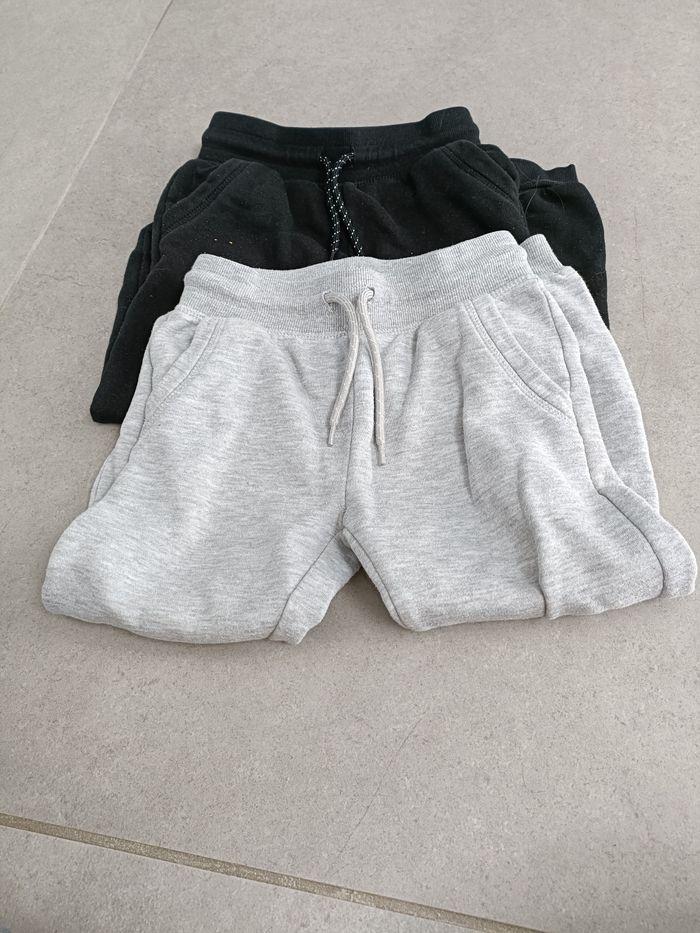 Lot deux survêtements gris et noir taille 4/5 ans