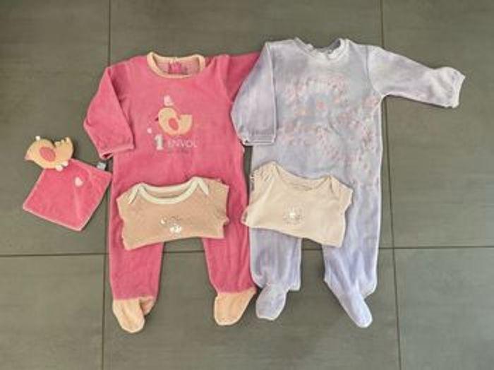 Lot pyjamas et bodys bébé fille - photo numéro 1