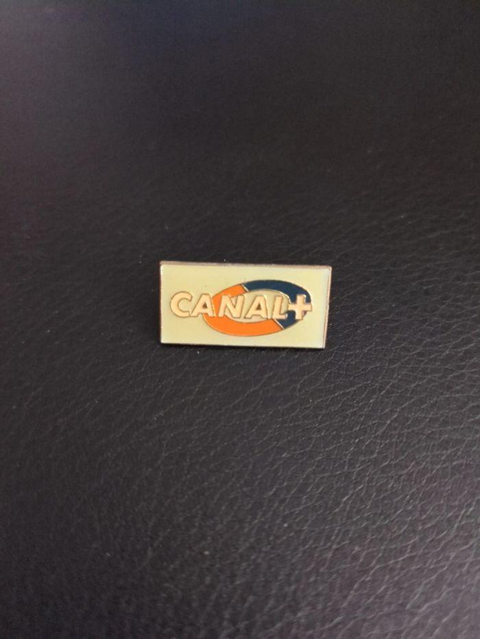 Pin's ancien logo Canal+ - photo numéro 1