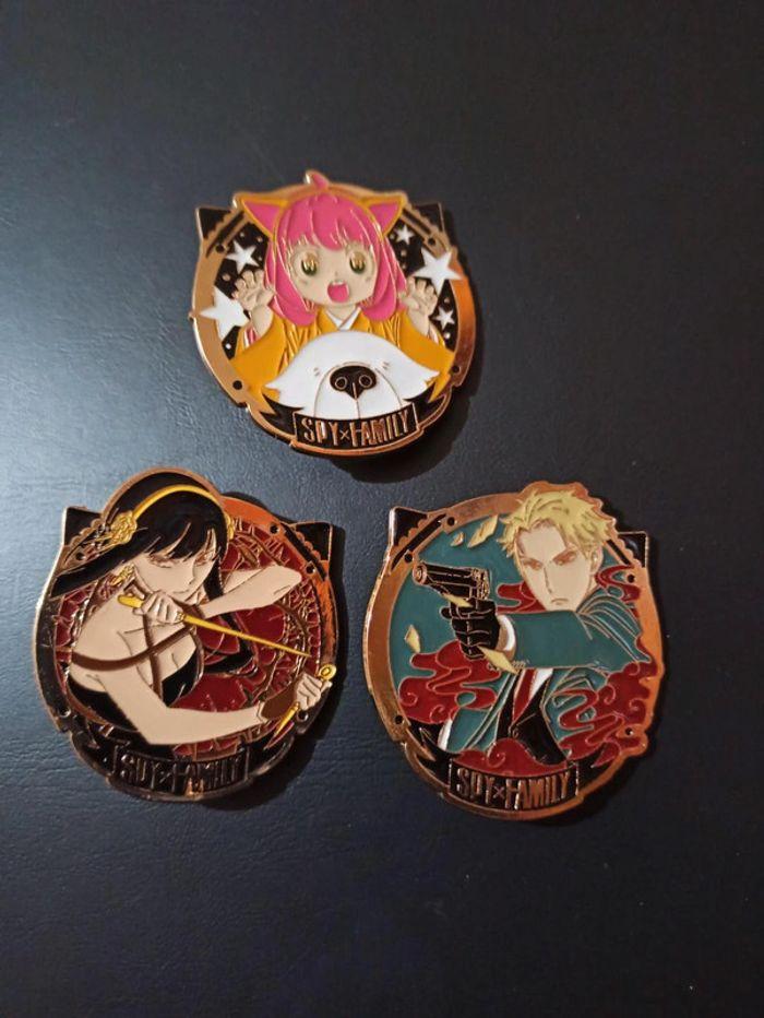 Lot 3 Broche Spy x Familly Manga Anime Pin's Démon Slayer Genshin Impact Cosplay Collector - photo numéro 1