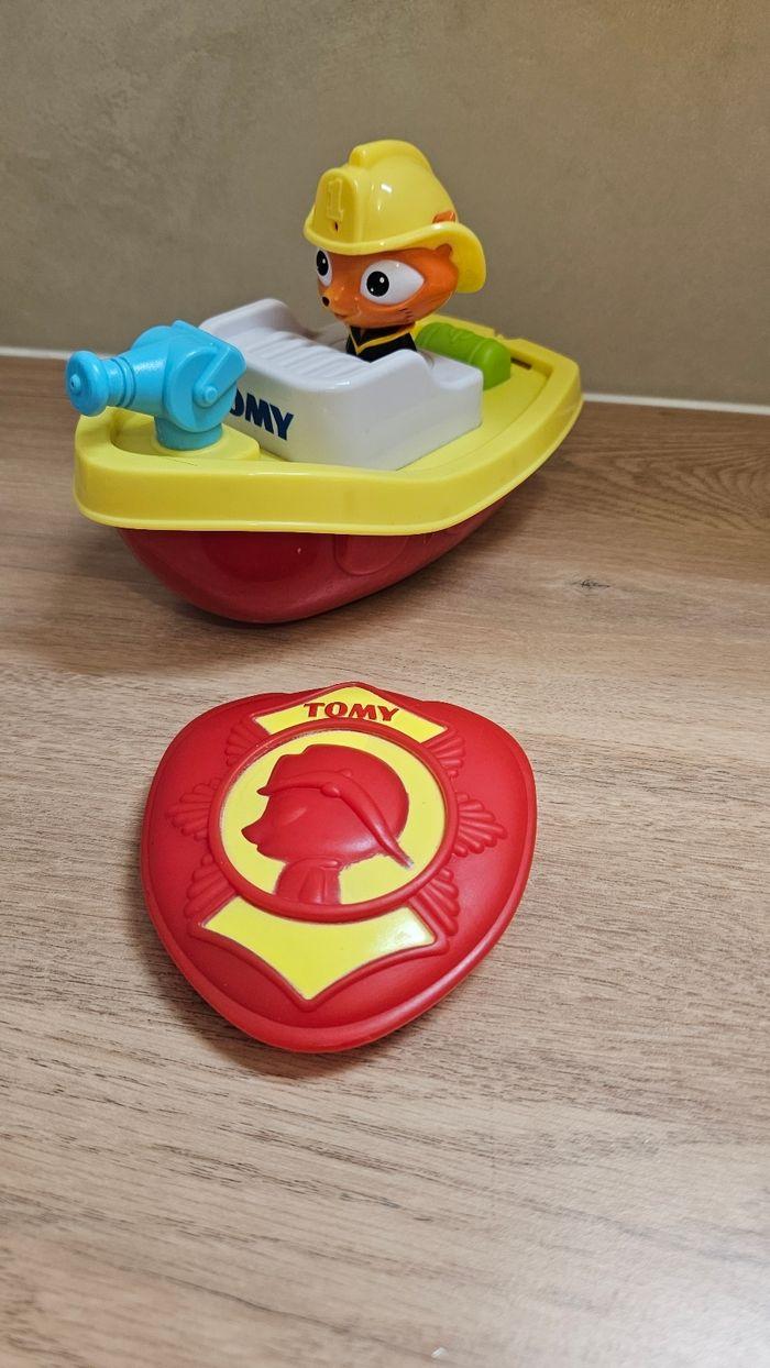 Mon bateau de pompiers Tut & Go Tomy - Jouet pour le bain - photo numéro 1