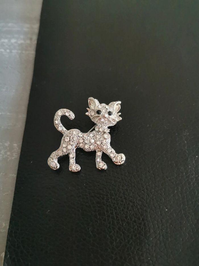 Broche chat strass - photo numéro 1